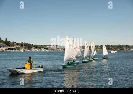 Kinder lernen in Lake Union in Seattle, Washington auf 7. Juni 2014 zu segeln. Stockfoto