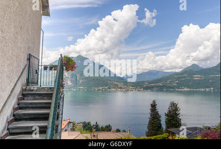 Balconý mit Blick auf den Comer See, Italien Berge Stockfoto