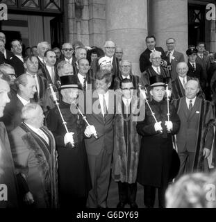 JOHN F. KENNEDY, Präsident der Vereinigten Staaten, hält Corks Oberbürgermeister, RATSHERR SEAN CASEY, gut im Bild, während sie zwischen den oben gehatteten Streitkolben auf den Stufen des Rathauses in Cork stehen. Der amerikanische Staatschef ging während seines dreitägigen Besuchs in Irland zum Rathaus, um die Freiheit der Stadt zu erhalten. Stockfoto