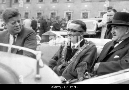 DER AMERIKANISCHE PRÄSIDENT JOHN F. KENNEDY fährt in Begleitung des BÜRGERMEISTERS SEAN CASEY, Oberbürgermeister von Cork, und FRANK AI KEN, Eires Minister für auswärtige Angelegenheiten, von den Collins Barracks zum Rathaus von Cork, nachdem er während seines dreitägigen Besuchs in Irland mit dem Hubschrauber angekommen war. Herr Kennedy soll die Freiheit der Stadt im Rathaus erhalten. Stockfoto