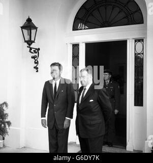 PRÄSIDENT JOHN F. KENNEDY von Amerika mit DEM IRISCHEN Premierminister SEAN LEMASS vor der amerikanischen Botschaft in Dublin während des dreitägigen Besuchs des Präsidenten in Irland. Früher am Tag hatte Mr. Kennedy Dunganstown, Co. Wexford, besucht, wo sein Urgroßvater lebte, bevor er 1850 nach Amerika emigrierte. 28. Juni 1963, PAR 103890-17 (PNR/P-G) Stockfoto
