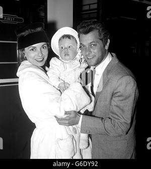 Hollywoods "ideale Familie", Schauspieler Tony Curtis und seine Schauspielerin Frau Janet Leigh und ihre 11 Monate alte Tochter Kelly in Paddington Station, London. Stockfoto
