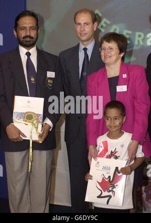 Der Earl of Wessex wird flankiert von Vikram Verma, dem indischen Minister für Jugend und Sport, Left, und Joan Duncan, dem ehemaligen Präsidenten von Commonwealth Games Canada, und dem fünfjährigen Marcello Britto, bei einem Empfang von Angeboten aus Kandidatenstädten für den Commonwealth 2010....... Spiele. Der Earl ist Präsident der Commonwealth Games Federation, die heute aus Neu-Delhi, Indien und Hamilton, Kanada, Gebote für die Veranstaltung 2010 erhielt. Stockfoto