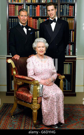 Drei Generationen der britischen Königsfamilie - Königin Elizabeth II., ihr ältester Sohn, der Prinz von Wales, und sein ältester Sohn, Prinz William - posieren für ein Foto im Clarence House in London vor einem Abendessen zum 50. Jahrestag ihrer Krönung. Der Prinz von Wales veranstaltete das Essen in seiner neuen Residenz, dem ehemaligen Londoner Haus der 101-jährigen Queen Mother, nach einem Festtag, der einen Gottesdienst in der Westminster Abbey und eine Kindertea-Party in den Gärten des Buckingham Palace beinhaltete. Stockfoto