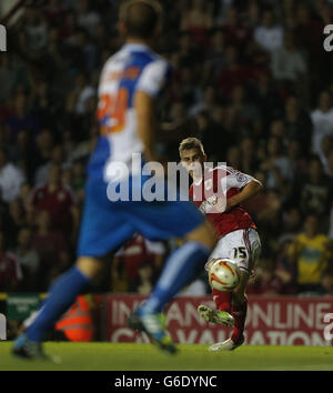 Joe Bryan von Bristol City erzielt das zweite Tor beim Spiel der Johnstones Paint Trophy in Ashton Gate, Bristol. Stockfoto