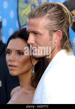 David und Victoria Beckham bei der Ankunft im Shrine Auditorium, Los Angeles für die MTV Movie Awards. Die MTV Movie Awards werden am Samstag, den 7. Juni, auf MTV UK gezeigt. 22/08/03 Berühmtheit goldenes Paar David und Victoria Beckham, die es zum highbrow Kunstkanal BBC4 gebildet haben, wurde es angekündigt. Der englische und Real Madrid-Ass David und seine Popstar-Frau werden in einem Dokumentarfilm über den Karikaturisten Gerald Scarfe gezeigt, der diesen Herbst auf dem digitalen Sender zu sehen sein wird. 04/04/04: Der englische Fußballkapitän David Beckham wies Berichte ab, dass er eine Affäre mit seinem persönlichen Assistenten hatte und darauf besteht Stockfoto