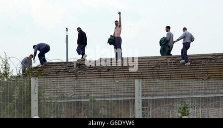 Gefangene halten einen Protest auf dem Dach im Gefängnis von Wealstun, West Yorkshire, ab. Die Insassen begannen gegen 19.45 Uhr mit dem Protest. Ein Polizeisprecher sagte: Die Verhandlungen befinden sich derzeit in einem heiklen Stadium, und wir wollen alles vermeiden, was die Situation anheizen könnte. Stockfoto