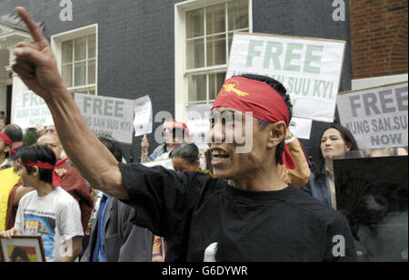 Demonstranten demonstrieren in Reaktion auf die Verhaftung der birmanischen Oppositionsführerin Aung San Suu Kyi vor der birmanischen Botschaft in London. * Burmas Militärführer bestritten Berichte, dass Aung San Suu Kyi bei einem Zusammenstoß zwischen ihren Anhängern und Pro-Junta-Demonstranten verletzt wurde, weigerten sich jedoch, ihren Aufenthaltsort zu verraten. Der stellvertretende Außenminister Khin Maung Win sagte den Diplomaten bei einem Briefing vor verschlossenen Türen, dass der Friedensnobelpreisträger an einen sicheren Ort gebracht worden sei, er aber keine weiteren Details geben werde. Stockfoto