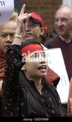 Demonstranten demonstrieren in Reaktion auf die Verhaftung der birmanischen Oppositionsführerin Aung San Suu Kyi vor der birmanischen Botschaft in London. * Burmas Militärführer bestritten Berichte, dass Aung San Suu Kyi bei einem Zusammenstoß zwischen ihren Anhängern und Pro-Junta-Demonstranten verletzt wurde, weigerten sich jedoch, ihren Aufenthaltsort zu verraten. Der stellvertretende Außenminister Khin Maung Win sagte den Diplomaten bei einem Briefing vor verschlossenen Türen, dass der Friedensnobelpreisträger an einen sicheren Ort gebracht worden sei, er aber keine weiteren Details geben werde. Stockfoto