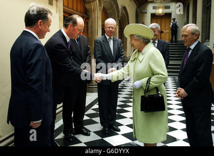 Königin Elizabeth II. In Begleitung des Präsidiums George Reid (rechts) schüttelt sich beim schottischen Parlament in Edinburgh, wo sie Parteivorsitzende trifft, die Hände mit dem Führer der schottischen Nationalpartei John Swinney. * die Königin lobte die Arbeit des schottischen Parlaments, in der durch Dezentralisierung geschaffenen neuen politischen Landschaft eine "deutlich schottische Position" zu schaffen. Sie erkannte auch die politischen Umwälzungen an, die durch die schottischen Parlamentswahlen im letzten Monat verursacht wurden, bei denen die schottischen Sozialisten, Grünen und Unabhängigen auf Kosten etablierter Parteien weitreichende Gewinne erzielten. Stockfoto