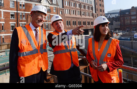 Der Schattenkanzler Ed Balls (Mitte), die Schatten-Chefsekretärin des Finanzministeriums Rachel Reeves (rechts) und Sir John Armitt (links) besuchen am Morgen des Startens der unabhängigen Armitt-Überprüfung der langfristigen Infrastrukturplanung im Vereinigten Königreich die Bond Street-Seite des Crossrail-Projekts. Stockfoto