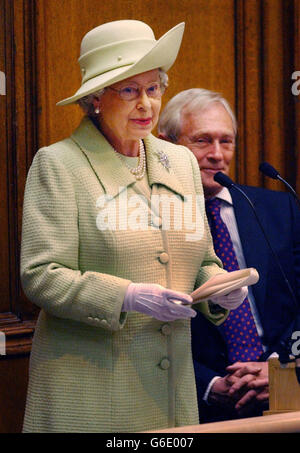 Königin Elizabeth II. In Begleitung des Präsidialbeamten George Reid in der Hauptkammer des schottischen Parlaments in Edinburgh, wo sie Parteiführer besuchte. * die Königin lobte heute die Arbeit des schottischen Parlaments, in der durch die Dezentralisierung geschaffenen neuen politischen Landschaft eine "deutlich schottische Position" zu schaffen. Sie erkannte auch die politischen Umwälzungen an, die durch die schottischen Parlamentswahlen im letzten Monat verursacht wurden, bei denen die schottischen Sozialisten, Grünen und Unabhängigen auf Kosten etablierter Parteien weitreichende Gewinne erzielten. Stockfoto