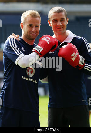 Fußball - FIFA-Weltmeisterschaft im Qualifying - Gruppe A - Schottland gegen Belgien - Schottland Trainings- und Pressekonferenz - Hampden Park. Der schottische Barry Bannan mit Boxer Ricky Burns während eines schottischen Teamtrainings im Hampden Park, Glasgow. Stockfoto