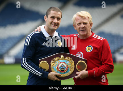 Gordon Strachan (rechts), Manager für Schottland, und Ricky Burns, Boxer, während eines schottischen Teamtrainings im Hampden Park, Glasgow. Stockfoto