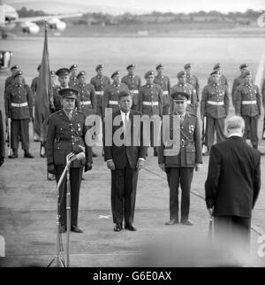 Präsident JOHN. F. KENNEDY steht starr vor der Ehrenwache, während eine irische Armee-Band bei seiner Ankunft am Flughafen Dublin die amerikanische Nationalhymne spielt, um eine irische Tour zu beginnen, die bis Samstag dauert. Nach den offiziellen Begrüßungszeremonien, bei denen Herr Kennedy vom irischen Präsidenten Eamonn de Valera begrüßt wurde, nahmen die beiden Präsidenten ihre Sitze in einem offenen Auto ein, um die acht Meilen in einer Autokolonne zur amerikanischen Botschaft in Dublin zu fahren, wo Präsident Kennedy bleiben soll. Stockfoto