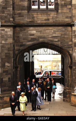 Königin Elizabeth II, begleitet von dem Vorsitzenden George Reed, als sie das Viereck des schottischen Parlaments in Edinburgh betreten, wo sie Parteiführer trifft. * die Königin lobte heute die Arbeit des schottischen Parlaments, in der durch die Dezentralisierung geschaffenen neuen politischen Landschaft eine "deutlich schottische Position" zu schaffen. Sie erkannte auch die politischen Umwälzungen an, die durch die schottischen Parlamentswahlen im letzten Monat verursacht wurden, bei denen die schottischen Sozialisten, Grünen und Unabhängigen auf Kosten etablierter Parteien weitreichende Gewinne erzielten. Stockfoto