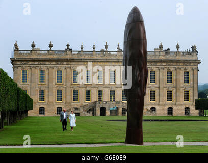 Der Herzog und die Herzogin und Devonshire gehen an „Marianna“ von Jaume Plensa vorbei, einer von etwa 20 Skulpturen, die im Garten des Chatsworth House in Derbyshire für eine achtwöchige Ausstellung mit dem Titel Beyond Limits installiert wurden, kuratiert von Sotheby's. Stockfoto