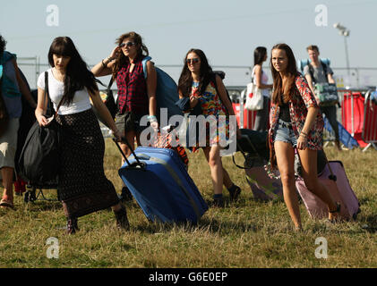 Festivalbesucher, die am ersten Tag des Festivals im Robin Hill Country Park auf der Isle of Wight ankommen. Stockfoto