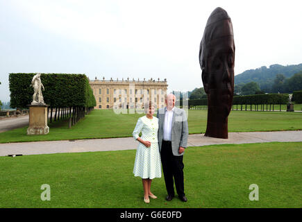 Der Herzog und die Herzogin und Devonshire gehen an „Marianna“ von Jaume Plensa vorbei, einer von etwa 20 Skulpturen, die im Garten des Chatsworth House in Derbyshire für eine achtwöchige Ausstellung mit dem Titel Beyond Limits installiert wurden, kuratiert von Sotheby's. Stockfoto