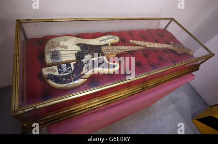 Die Überreste der Fender Precision E-Bass-Gitarre, die auf dem Cover-Foto des Clash-Albums "London Calling" verewigt wurde, das auf der Pop-up-Ausstellung und dem Laden von Black Market Clash in Soho ausgestellt wurde, um die Veröffentlichung der neu aufgemusterten Collected Works Sound System Box-Sets der Gruppe zu markieren und neu Best of Collection, Hits Back. Stockfoto