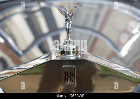 Die Insignien von Rolls Royce Spirit of Ecstasy sind im Rahmen der Eröffnung des St. James's Concours of Elegance Oldtimer-Events im Marlborough House Gardens in St. James's, London ausgestellt. Stockfoto