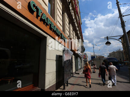 Leichtathletik - Leichtathletik-Weltmeisterschaften 2013 - Tag vier - Luzhniki-Stadion. Allgemeine Ansicht eines Starbucks Coffee-Shop-Schildes in Moskau, Russland. Stockfoto