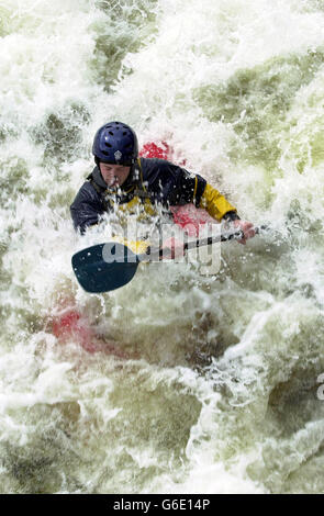 Kanufahrer aus dem Chalfont Park Canoe Club Fahren Sie auf der Themse auf den neuen „Made“ White Water Rapids in Hambleden Weir bei Henley, als die Stromschnellen offiziell von Alun Michael eröffnet wurden. Donnerstag, 5. Juni 2003. PA Foto:Tim Ockenden Stockfoto