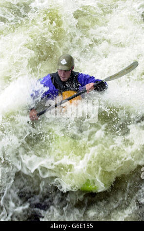 Kanufahrer aus dem Chalfont Park Canoe Club Fahren Sie auf der Themse auf den neuen „Made“ White Water Rapids in Hambleden Weir bei Henley, als die Stromschnellen offiziell von Alun Michael eröffnet wurden. Stockfoto