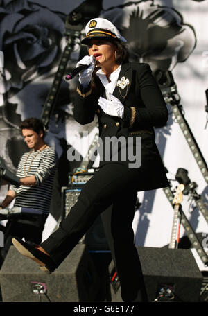 Jessie Ware spielt auf der Hauptbühne im Beestival, im Robin Hill Country Park auf der Isle of Wight. Stockfoto