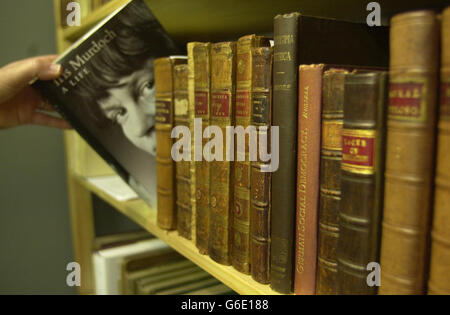 Eine Biographie von Dame Iris Murdoch, unter einer Auswahl von Büchern aus der berühmten Bibliothek, die auf der Antiquarian Book Fair in Kensington, West London, ausgestellt werden. * die Sammlung von 1,071 Büchern, darunter Werke von Philosophen wie Jean-Paul Sartre und Karl Marx sowie des berühmten antiken Schriftstellers Plato, soll verkauft werden, um ein prestigeträchtiges Stipendium in ihrem Namen zu schaffen. Stockfoto