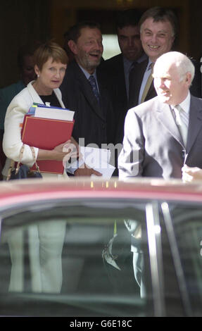 Mitglieder des Kabinetts - Kultursekretärin Tessa Jowell (links) Innenminister David Blunkett (2. Links) und der Vorsitzende des Repräsentantenhauses John Reid (rechts) vor der Downing Street Nr. 10, London, nach einer speziellen Kabinettssitzung. * die Bewertung der Regierungen durch die Treasurys zu diskutieren, die fünf Wirtschaftstests durchgeführt hat. Kanzler Gordon Brown sagte, dass alle Minister sich darauf geeinigt hätten, dass nichts getan werden müsse, was der wirtschaftlichen Stabilität Großbritanniens schaden würde, und dass die Entscheidung der Regierung über den Beitritt zum Euro im „nationalen wirtschaftlichen Interesse“ getroffen würde. Stockfoto