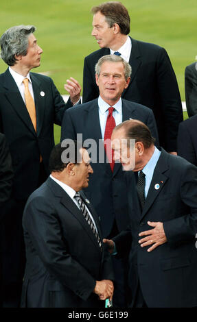 Der japanische Premierminister Junichiro Koizumi (oben links), der britische Premierminister Tony Blair (oben rechts), Präsident George Bush (Mitte), der ägyptische Präsident Mubarak und der französische Präsident Jacques Chirac (unten rechts), * .. Nachdem sie auf dem G8-Gipfel in Evian, Frankreich, für ein Gruppenfoto posierten. Stockfoto