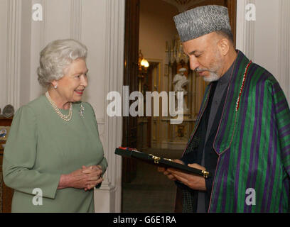 Die britische Königin Elizabeth II. Empfängt den Präsidenten des Islamischen Übergangsstaates Afghanistan, Präsident Hamid Karzai, im Schloss Windsor, wo sie ihm die Insignien der GCMG (Ritterkreuz des Ordens von St. Michael und St. George) überreichte. Stockfoto