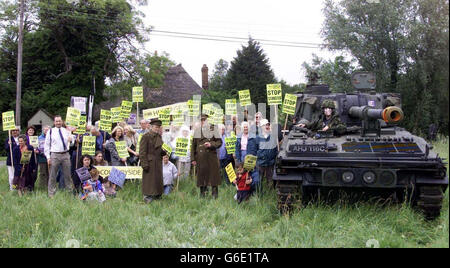 Der Protestant Ed Jones, der eine Tony Blair Maske trägt, sitzt auf einem Tank vor dem mittelalterlichen Three Horseshoes Pub in Mole Hill Green, Essex, nahe dem Flughafen Stansted, um zu demonstrieren, wie viele historische Gebäude zerstört werden, wenn die Erweiterung des Flughafens vorangeht. *...die Stop Stansted Expansion Kampagne, die symbolisch die Kneipe 'sprengte', sagen, dass die drei Horseshoes niedergeschlagen werden, wenn Pläne Schieß los.. Stockfoto