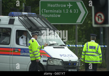 Die Szene in der Nähe des Flughafens Heathrow, bei der ein Mann bei einem Schussereignis verletzt wurde. Der Vorfall ereignete sich um 16.35 Uhr auf der Umgehungsstraße Colnbrook in der Nähe der Bath Road in der Nähe des Flughafens. * Unbestätigten Berichten zufolge tauschte die bewaffnete Polizei, die den Flughafen patrouilliert, Schüsse mit den Insassen eines Autos aus, nachdem es nicht angehalten hatte. Stockfoto