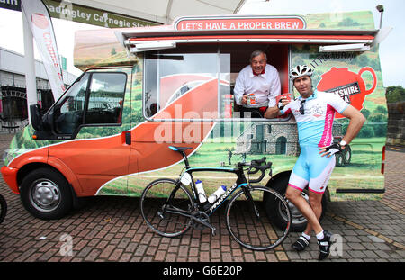 Der ehemalige internationale Schiedsrichter Dickie Bird hat eine Tasse Tee mit Michael Vaughan, während er sieht, wie Fahrer auf der "Chance zu reiten" auf Headingley Cricket Ground. Stockfoto