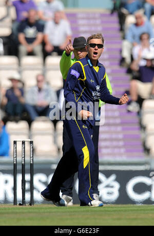 Danny Briggs aus Hampshire feiert das Dickicht von Chris Cooke aus Glamorgan während des Halbfinales der Clydesdale Bank Pro40 im Ageas Bowl in Southampton. Stockfoto