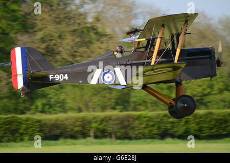 Die Royal Aircraft Factory S.E.5 war ein britisches zweiflügeliges Kampfflugzeug aus dem Ersten Weltkrieg. F904 startet auf einer Flugschau Stockfoto