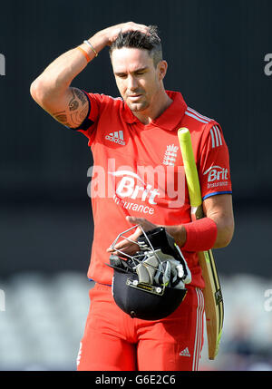 Der englische Kevin Pietersen verlässt das Feld, nachdem er von James Faulkner beim Bowling von Shane Watson beim zweiten One Day International im Old Trafford Cricket Ground in Manchester gefangen wurde. Stockfoto