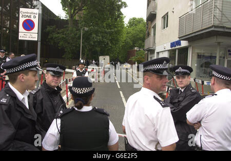 Die Polizei verschließt das Gebiet um das Crown Court in London, das sich im Süden Londons befindet, nachdem drei Gefangene bei einem bewaffneten Angriff aus einem Gefängniswagen geflohen sind. * Tony Peters, Clifford Hobbs und Noel Cunningham flohen, nachdem Männer, die als Postboten verkleidet waren, auf dem Weg vom Brixton Gefängnis zum Londoner Crown Court in Southwark das Feuer auf einen Securicor-Van eröffneten. Der Fahrer des Gefängniswagens wurde in das Knie geschossen und sein Kollege mit Pistolenschlag geschlagen. Stockfoto