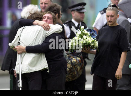 Trauernde versammeln sich zum Begräbnis der Brighton-Lehrerin Jane Longhurst, in der St. Peter's Church in Brighton für den Dienst der Danksagung. Die 31-Jahre-Musiklehrerin Miss Longhurst wurde in einem Korbsarg in die Kirche getragen. * gefolgt von ihrer Mutter Liz, Schwester Sue Barnett, langjähriger Partner Malcolm Sentance und Dutzenden von Verwandten und Freunden. Stockfoto