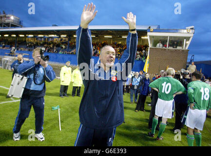 Nordirland-Manager Sammy McIlroy, begrüßt die Menge nach einer standing Ovation, sein Team Spanien zu einem Unentschieden im windsor Park in Belfast Nordirland. N.Ireland hofft auf einen Sieg gegen Spanien im 2004 Euro Qualifier. Stockfoto