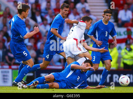 England Kapitän Michael Owen zerstreut die Slowakei Verteidigung während Englands zwei Tore zu einem Sieg über die Slowakei in ihrer Europameisterschaft Qualifier am Riverside Stadium, Middlesbrough.Es war Michael Owens 5oth Cap für England und er erzielte beide seine Mannschaften Tore. Stockfoto