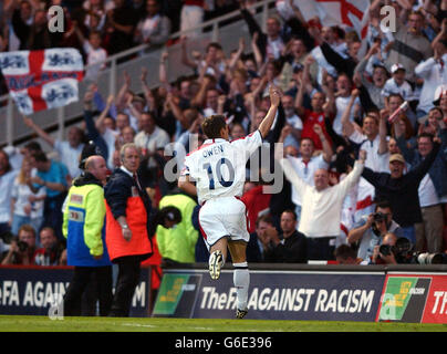 England Football Captain Michael Owen gibt den Fans etwas zu jubeln, als er sein zweites Tor gegen die Slowakei in ihrer Europameisterschaft Qualifier im Riverside Stadium, Middlesbrough, erzielt.England gewann das Spiel zwei Tore zu einem. Stockfoto