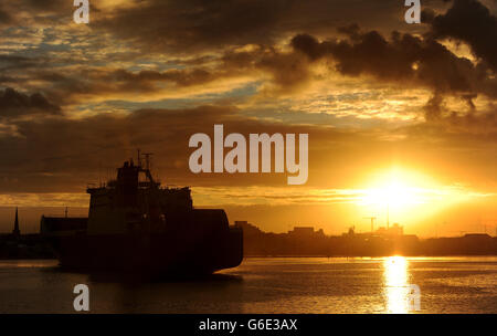 Die Sonne geht auf dem Solent auf als Anvil Point, eine drei-Deck-Rolle auf Rolle der Fähre, kommt am Marchwood Sea Mounting Center in Southampton an, um Militärfahrzeuge abzuladen, die aus Afghanistan zurückkehren. Stockfoto