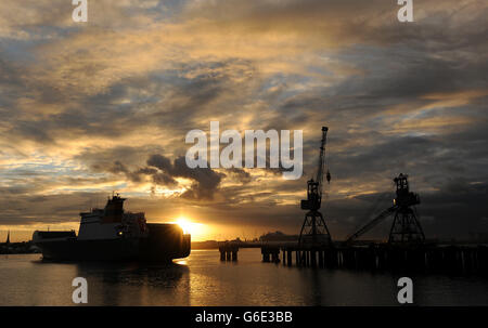 Die Sonne geht auf dem Solent auf als Anvil Point, eine drei-Deck-Rolle auf Rolle der Fähre, kommt am Marchwood Sea Mounting Center in Southampton an, um Militärfahrzeuge abzuladen, die aus Afghanistan zurückkehren. Stockfoto