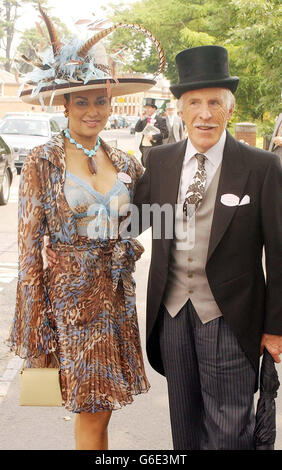 Der Entertainer Bruce Forsyth und seine Frau Wilnelia kommen am ersten Tag des Royal Ascot in Ascot an. Die Königin stand zu Beginn eines Highlights im königlichen Kalender und in der sozialen Saison an der Spitze des Feldes. * Es mischt Top-Pferderennen mit extravaganten Hüten, Pimmen, Champagner, geräuchertem Lachs, Erdbeeren und Rahm, Und der unzuverlässige englische Sommer. Stockfoto