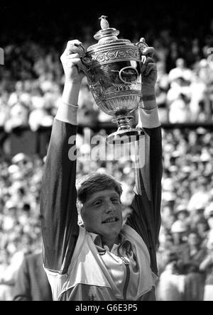 BORIS BECKER MIT TROPHÄE Stockfoto