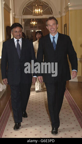 Premierminister Tony Blair und Präsident Pervez Musharraf von Pakistan im Jahr 10 Downing Street während seines Besuchs im Vereinigten Königreich. Stockfoto