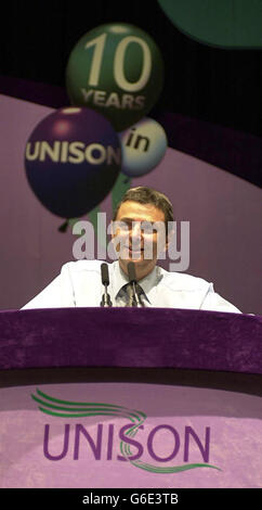 Dave Prentis, Generalsekretär von Unison, Großbritanniens größter Gewerkschaft, sprach auf der Jahreskonferenz der Gewerkschaft in Brighton, wo er der Regierung eine stark formulierte Warnung ausgab, dass Streiks von Beschäftigten des öffentlichen Sektors eingeleitet werden sollen * ... es sei denn, Dienstleistungen einschließlich des NHS werden ordnungsgemäß finanziert. Er sagte, er sei wütend, dass private Unternehmen "den Nutzen" der Veränderungen in der Art und Weise der öffentlichen Dienstleistungen "ernten" würden und sagte der Konferenz, dass der Streik von einer Million gemeindearbeitern im letzten Jahr nicht nur über Bezahlung, sondern auch über eine "demoralisierte" Belegschaft, die krank ist, unterbewertet zu werden, sei. Stockfoto